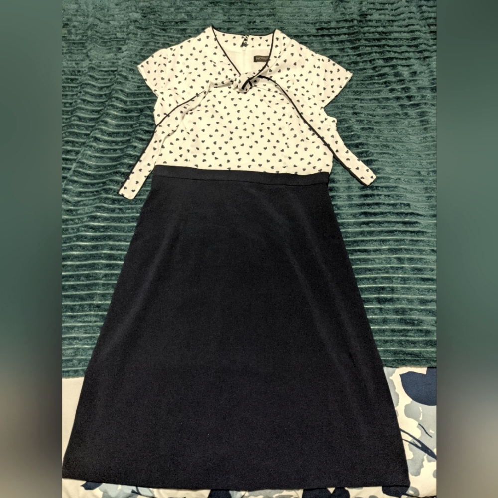 Cute little dress size M. I don't know what brand it is, though. Very 1940's/50'